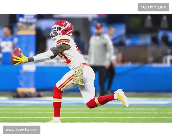 离谱三分!怀特挑战极限超远三分,莱夫利都看傻了!(nfl怀特) 离谱三分!怀特挑战极限超远三分,莱夫利都看傻了!(nfl怀特)